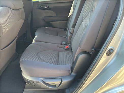 Used 2023 Toyota Highlander LE AWD/4WD image 19