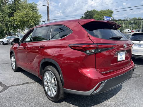 Used 2021 Toyota Highlander Limited FWD image 3