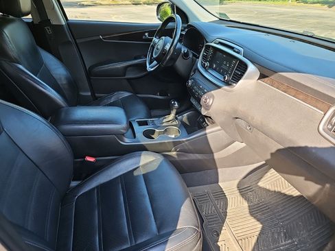 Used 2017 Kia Sorento AWD w/ LX Convenience Package image 10