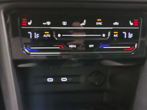 Used 2025 Volkswagen Taos SE image 18