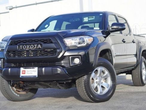 Used 2017 Toyota Tacoma TRD Off-Road image 3