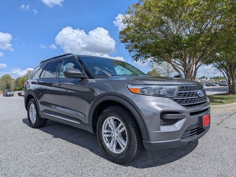 Used 2022 Ford Explorer XLT image 2