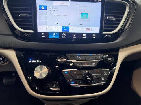 Used 2024 Chrysler Pacifica Touring-L FWD image 3