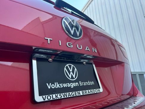 Used 2022 Volkswagen Tiguan SE image 40