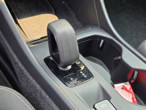 Used 2024 Volvo XC40 B5 Core image 30