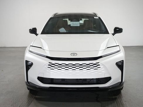 New 2025 Toyota Crown Signia image 2