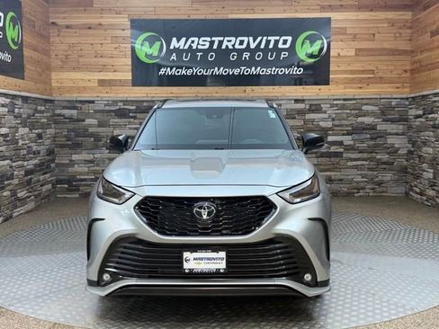 Used 2022 Toyota Highlander XSE AWD/4WD image 3