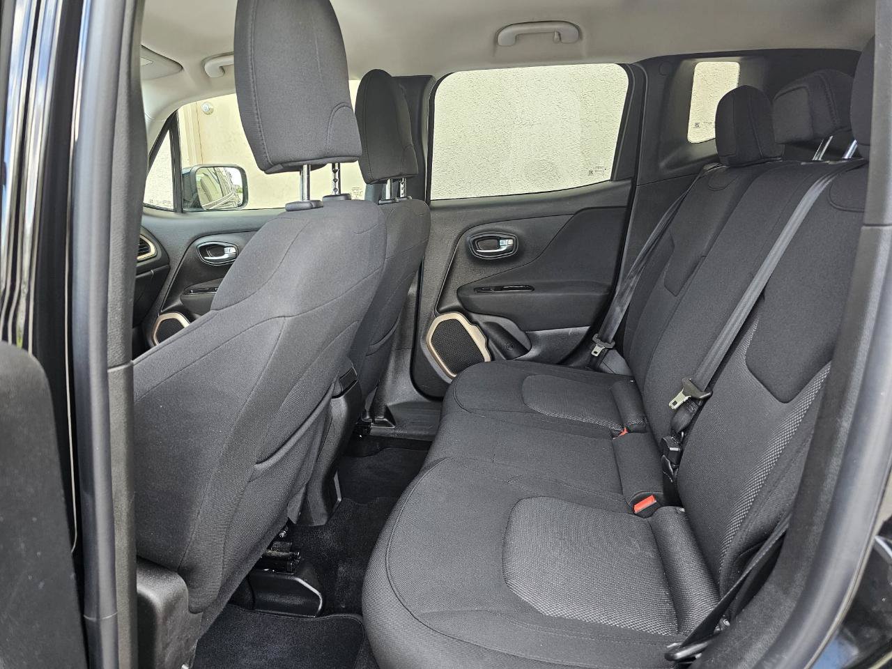 Used 2015 Jeep Renegade Latitude FWD image 28