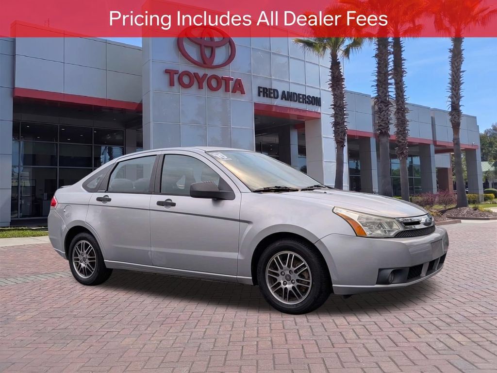 Used 2010 Ford Focus SE FWD image 1
