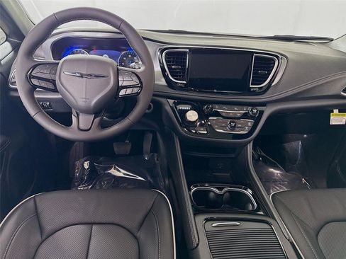 New 2026 Chrysler Pacifica Limited image 2