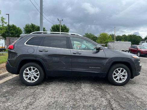 Used 2017 Jeep Cherokee Latitude w/ Cold Weather Group AWD/4WD image 2