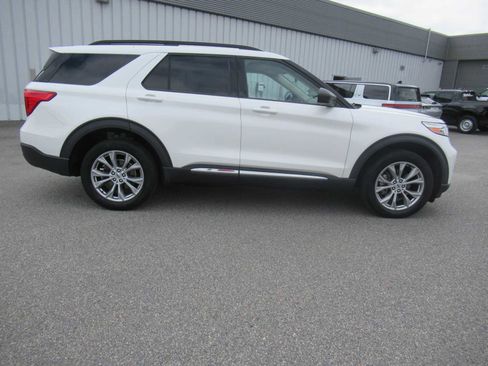 Used 2023 Ford Explorer XLT w/ Equipment Group 202A AWD/4WD image 4