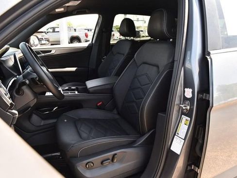 Used 2025 Volkswagen Atlas Cross Sport SE FWD image 19