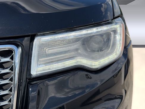 Used 2018 Jeep Grand Cherokee Overland AWD/4WD image 12