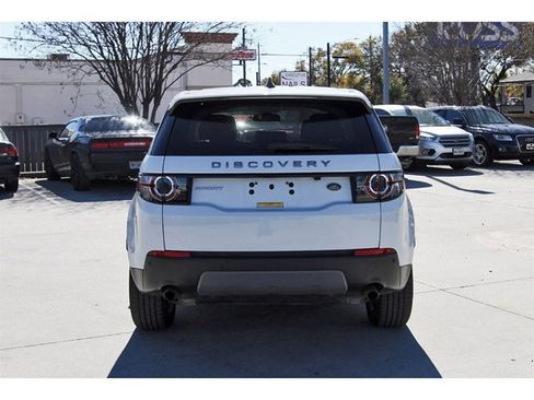 Used 2017 Land Rover Discovery Sport SE image 3