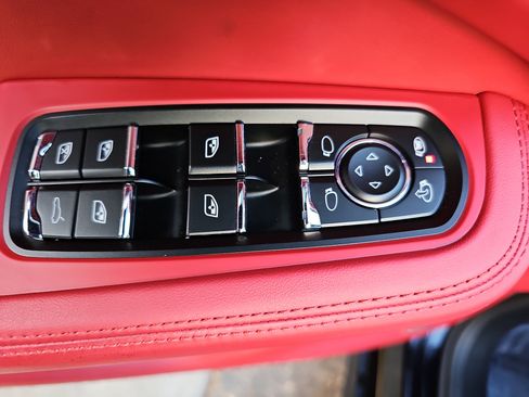 Used 2021 Porsche Macan Turbo image 28