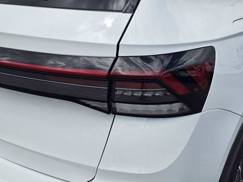 Used 2025 Volkswagen Taos SE FWD image 9