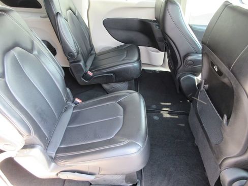 Used 2023 Chrysler Pacifica Touring-L FWD image 16