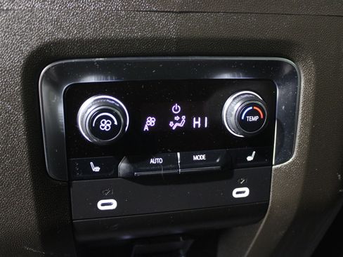 Used 2024 Chevrolet Suburban Z71 w/ Luxury Package image 25