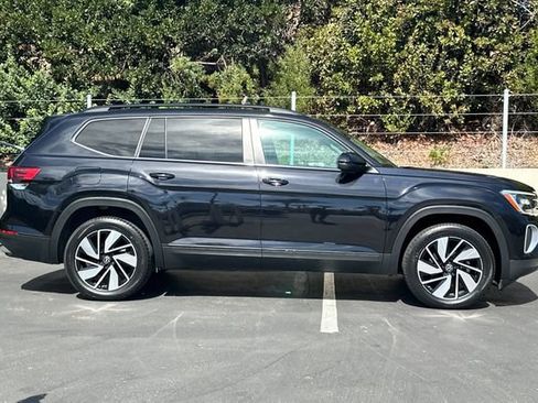 Used 2024 Volkswagen Atlas SE w/ Panoramic Sunroof Package FWD image 6