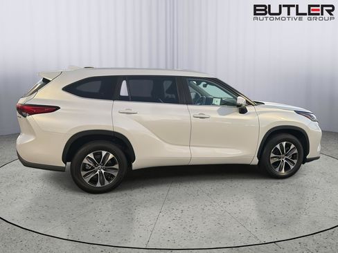 Used 2023 Toyota Highlander XLE FWD image 7