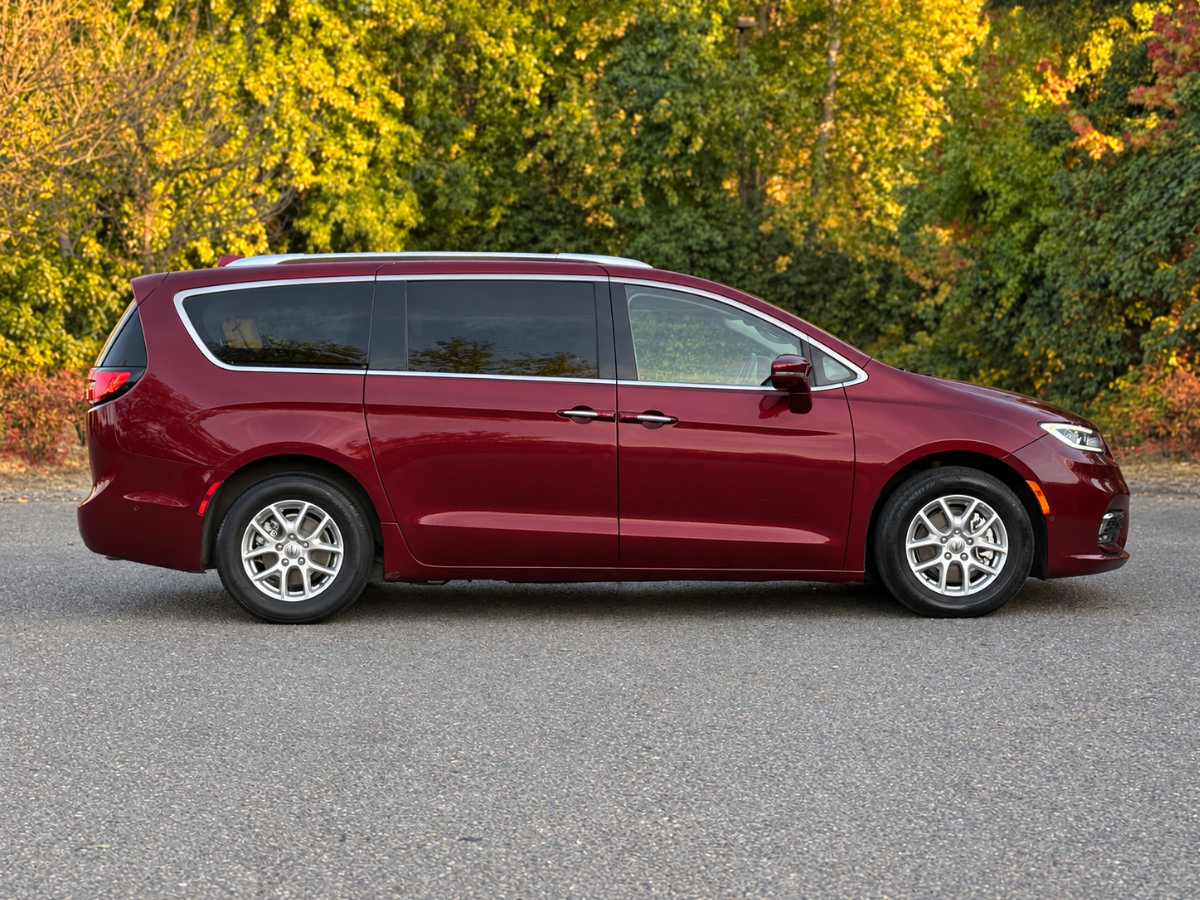 Used 2021 Chrysler Pacifica Touring-L FWD image 2