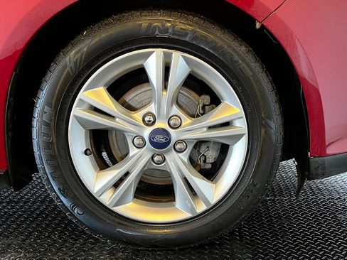 Used 2014 Ford Focus SE w/ SE Winter Package FWD image 9