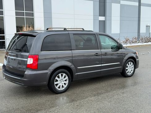 Used 2016 Chrysler Town & Country Touring image 5