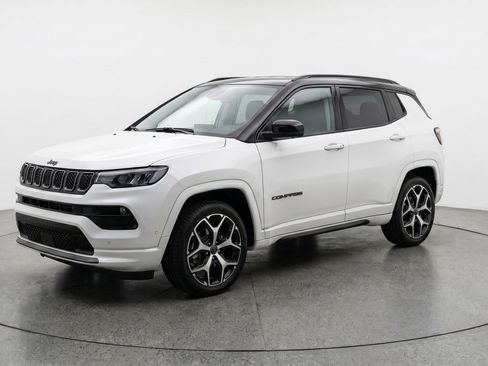 Used 2025 Jeep Compass Limited AWD/4WD image 3