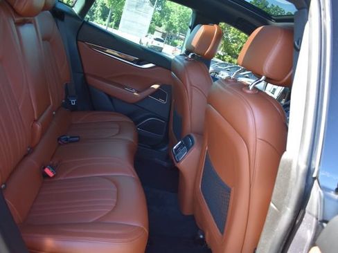 Used 2018 Maserati Levante GranLusso AWD/4WD image 18