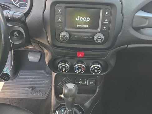 Used 2017 Jeep Renegade Altitude FWD image 17