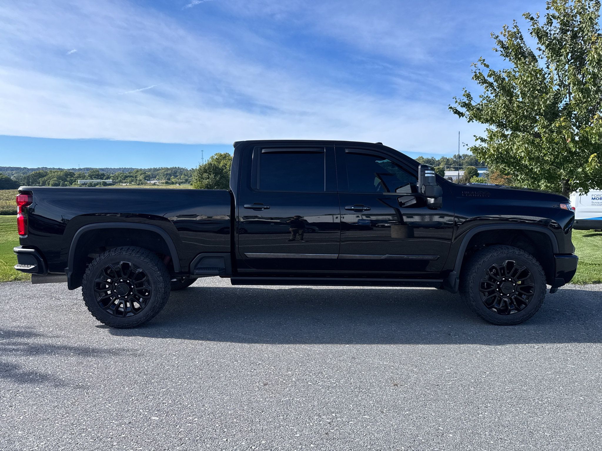 Used 2024 Chevrolet Silverado 2500 High Country w/ High Country Premium Package AWD/4WD image 2