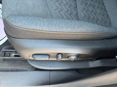 Used 2024 Chevrolet Equinox LT FWD image 18