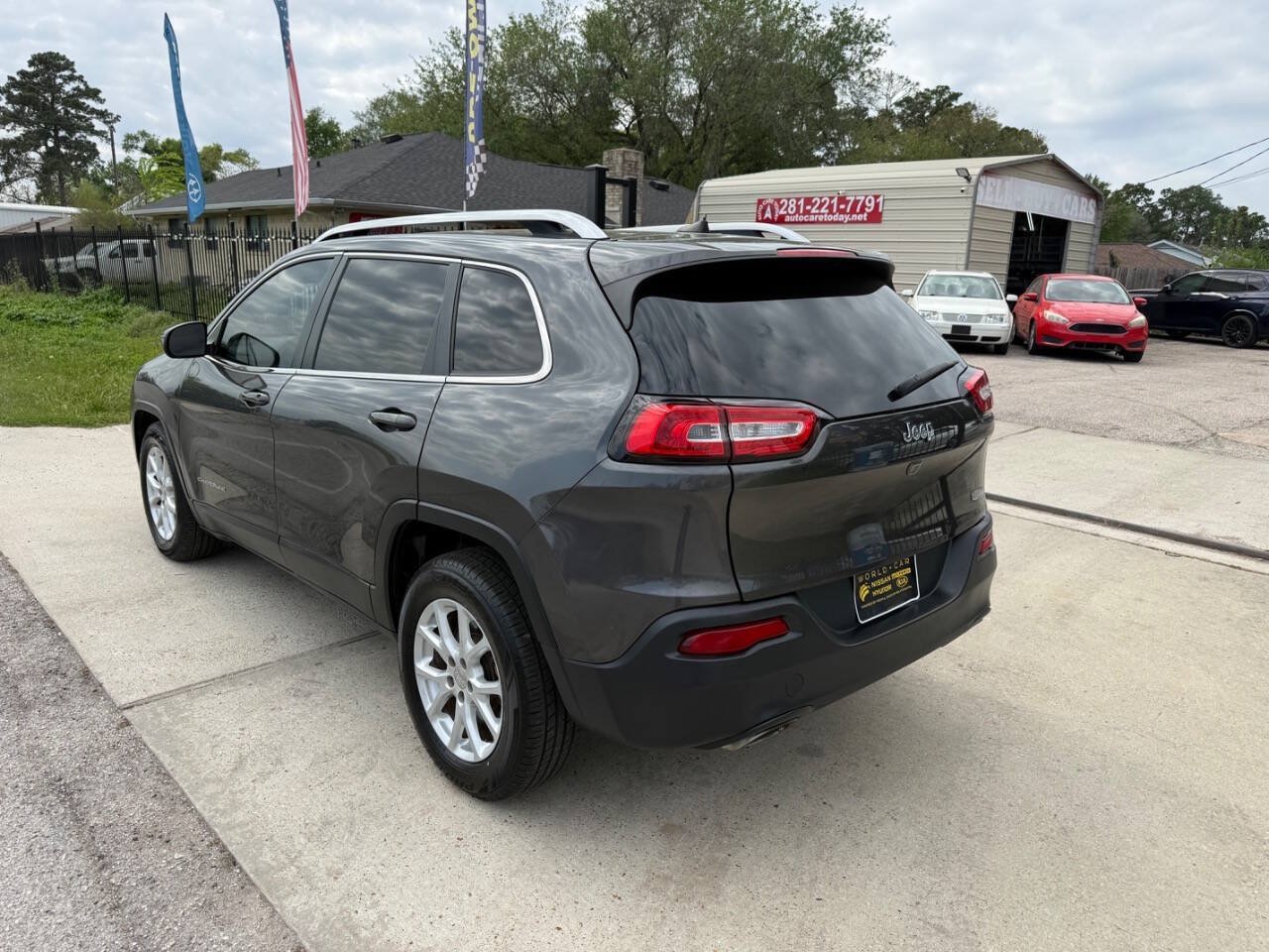 Used 2017 Jeep Cherokee Latitude w/ Comfort & Sound Group FWD image 9