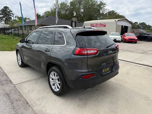 Used 2017 Jeep Cherokee Latitude w/ Comfort & Sound Group FWD image 9