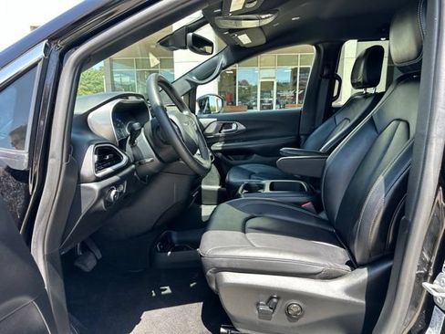 Certified 2025 Chrysler Pacifica Select FWD image 10