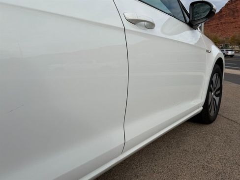 Used 2017 Volkswagen e-Golf SE w/ DC Fast Charging Package image 30