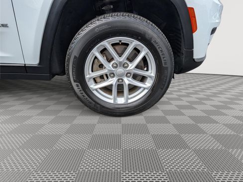 Used 2023 Jeep Grand Cherokee L Laredo RWD image 9