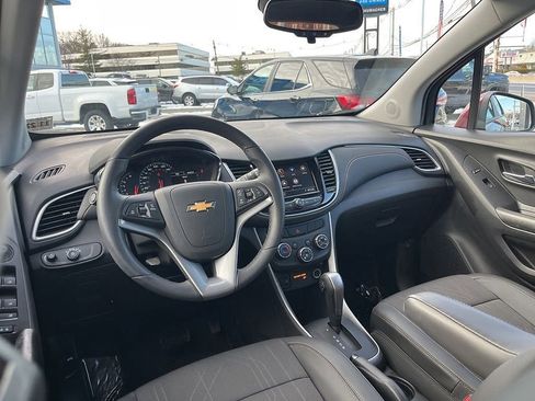 Used 2022 Chevrolet Trax LT w/ LT Convenience Package image 17