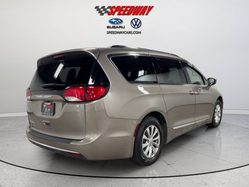Used 2018 Chrysler Pacifica Touring-L FWD image 6