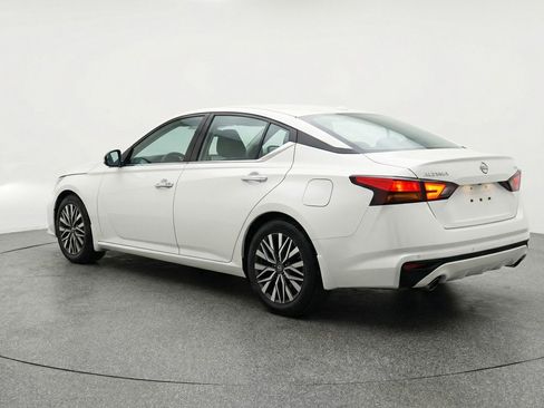 Used 2025 Nissan Altima 2.5 SV FWD image 6