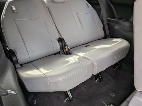 Used 2026 Toyota Sienna XLE FWD image 19