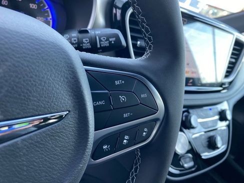 New 2026 Chrysler Pacifica Select image 30