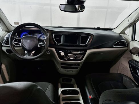Used 2023 Chrysler Voyager LX FWD image 12