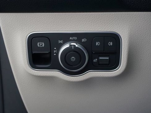 Used 2025 Mercedes-Benz GLB 250 image 28