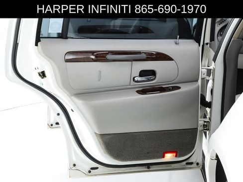 Used 2000 Lincoln Town Car Executive RWD image 18