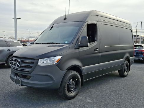 Used 2024 Mercedes-Benz Sprinter 2500 image 3