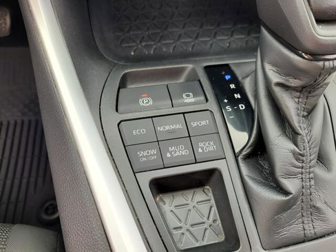 Used 2021 Toyota RAV4 LE image 26