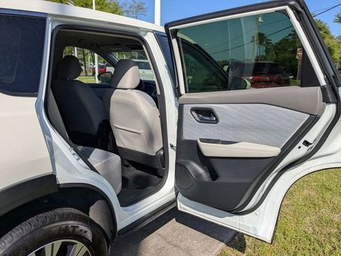 Used 2023 Nissan Rogue SV image 34