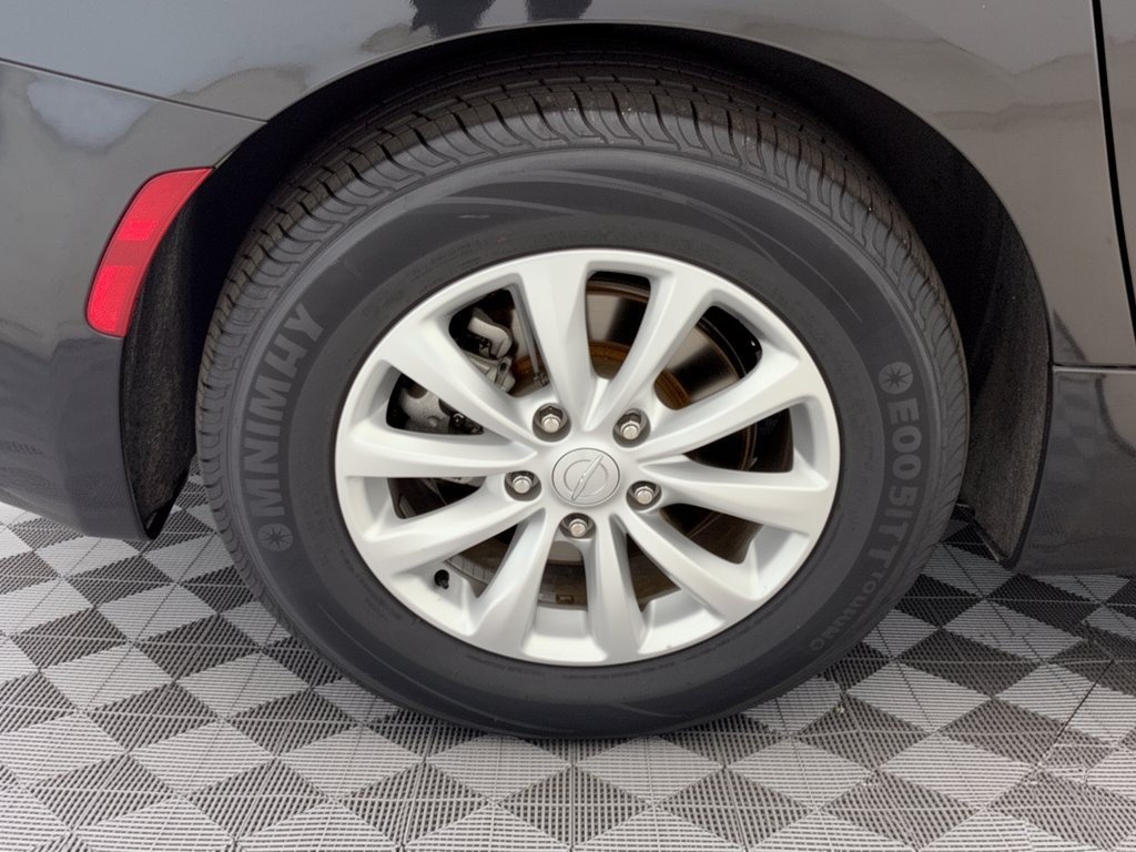 Used 2019 Chrysler Pacifica Touring-L FWD image 13